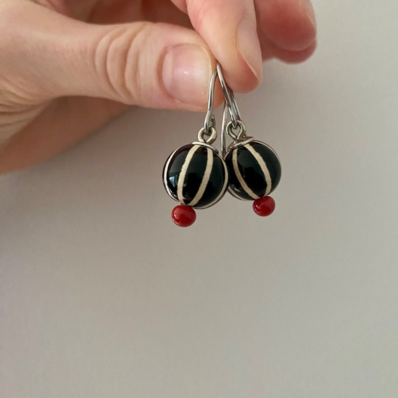 Black-and-white globe earrings - Picture 3 of 3